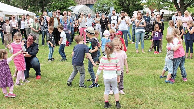 Die Buben und Mädchen vom Kindergarten St. Maria hatten Lieder und Tänze einstudiert.  Foto: Johanna Blum