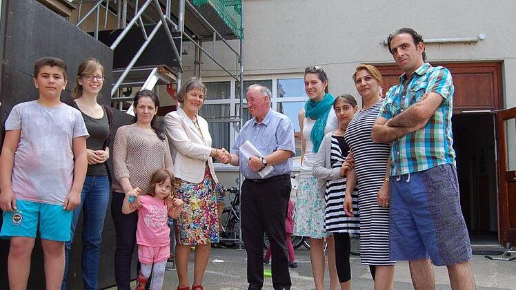 Carmencita Hartwig (Fünfte von links) ist mit einer Spende zum Kinderfest gekommen. Darüber feuen sich Caritasgeschäftsführer Richard Reich (Sechster von links), "Amal"-Projektleiterin Tabea Illge (Vierte von rechts) und Praktikantin Sarah Kastner (Zweite von links). Foto: Helke Renner