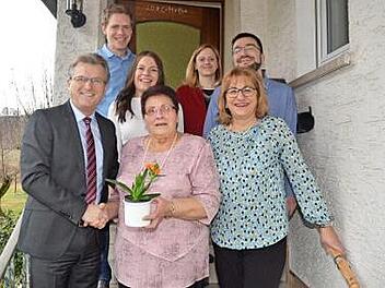 Gertrud Detsch (vorne Mitte) feierte 80. Geburtstag. Es gratulierten zum Ehrentag Bürgermeister Rainer Detsch (vorne links), Tochter Monika Fiedler (vorne rechts) sowie die beiden Enkel Lisa und Steffen (zweite Reihe).  Foto: K.- H. Hofmann