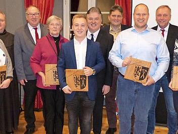 Beim Neujahrsempfang zeichnete der Markt Presseck verdiente Bürger aus; im Bild (von links) Doris Manz, Pfarrer Pater Adrian Manderla, Bürgermeister Alfred Kolenda, Gisa Bauer, Tim Skacel, Landrat Klaus Peter Söllner, Zweiter Bürgermeister Werner Stapf, Patrick Rosa vom Verein der Musikfreunde, Dritter Bürgermeister Volker Matysiak und Jan Hendric. Foto: Klaus-Peter Wulf