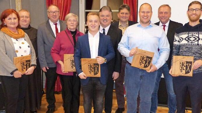 Beim Neujahrsempfang zeichnete der Markt Presseck verdiente Bürger aus; im Bild (von links) Doris Manz, Pfarrer Pater Adrian Manderla, Bürgermeister Alfred Kolenda, Gisa Bauer, Tim Skacel, Landrat Klaus Peter Söllner, Zweiter Bürgermeister Werner Stapf, Patrick Rosa vom Verein der Musikfreunde, Dritter Bürgermeister Volker Matysiak und Jan Hendric. Foto: Klaus-Peter Wulf