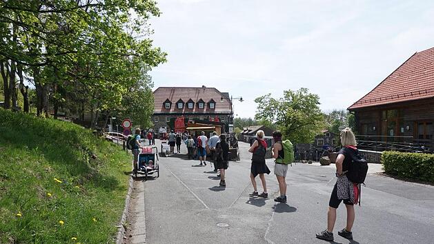 Seit Montag d&uuml;rfen Bierg&auml;rten wieder er&ouml;ffnen, allerdings unter strengen Abstands- und Hygieneanlagen. Um in den Biergarten am Kreuzberg zu gelangen muss&nbsp; man anstehen und ein Kontaktformular ausf&uuml;llen. Foto: Marion Eckert