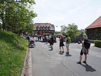 Seit Montag dürfen Biergärten wieder eröffnen, allerdings unter strengen Abstands- und Hygieneanlagen. Um in den Biergarten am Kreuzberg zu gelangen muss  man anstehen und ein Kontaktformular ausfüllen. Foto: Marion Eckert