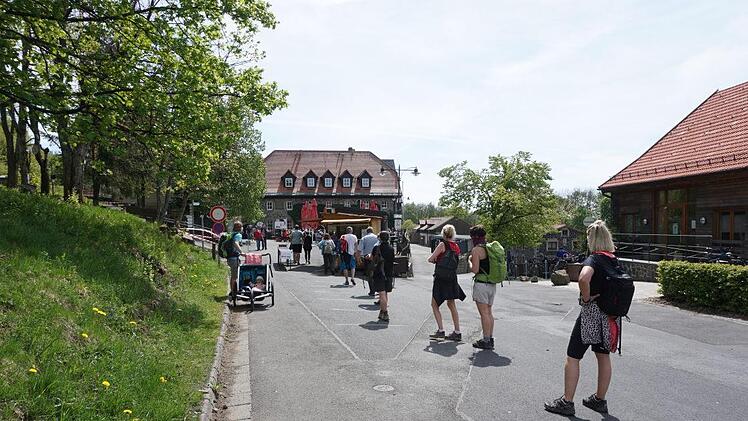 Seit Montag dürfen Biergärten wieder eröffnen, allerdings unter strengen Abstands- und Hygieneanlagen. Um in den Biergarten am Kreuzberg zu gelangen muss  man anstehen und ein Kontaktformular ausfüllen. Foto: Marion Eckert