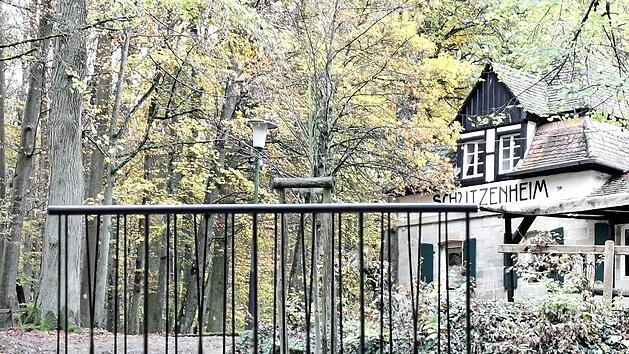 Aus Sicherheitsgr&uuml;nden mussten zum Beispiel Gitter angeschafft werden. Zur Veranschaulichung wurde 2019 das Miniaturmodell des neuen Gel&auml;nders, das der Erlanger Architekt Tim Gr&auml;&szlig;el entworfen hat, vor den Sch&uuml;tzenhaus-Keller platziert.  Foto: Stadt Forchheim, Archiv
