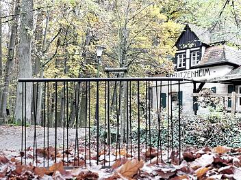 Aus Sicherheitsgründen mussten zum Beispiel Gitter angeschafft werden. Zur Veranschaulichung wurde 2019 das Miniaturmodell des neuen Geländers, das der Erlanger Architekt Tim Gräßel entworfen hat, vor den Schützenhaus-Keller platziert.  Foto: Stadt Forchheim, Archiv