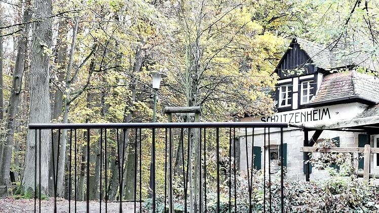 Aus Sicherheitsgründen mussten zum Beispiel Gitter angeschafft werden. Zur Veranschaulichung wurde 2019 das Miniaturmodell des neuen Geländers, das der Erlanger Architekt Tim Gräßel entworfen hat, vor den Schützenhaus-Keller platziert.  Foto: Stadt Forchheim, Archiv