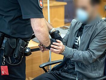 Noch im Gerichtssaal klickten die Handschellen. Einer der sechs Goldbergsee-Täter wurde zu dreieinhalb Jahren Haft verurteilt und wurde von Polizeibeamten abgeführt. Symbolfoto: dpa