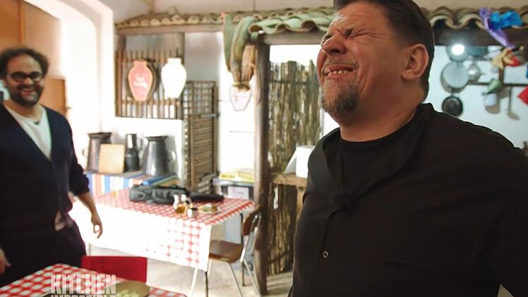 Tim M&auml;lzer (rechts) f&auml;hrt pl&ouml;tzlich der Schmerz in den R&uuml;cken.