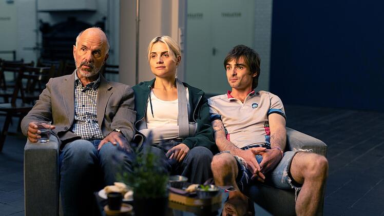 Bert (Christoph Maria Herbst, links) versteht sich unerwartet gut mit Tyler (Aaron Hilmer) und den anderen Freunden seiner Tochter Les (Mala Emde).