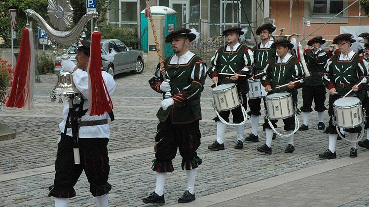 Die neuen Uniformen des Hofheimer Fanfaren- und Spielmannszuges orientieren sich am historischen Landsknecht-Vorbild. Vorneweg der Schellenbaum, dahinter der Tambour, Rainer Stark. Foto: Archiv
