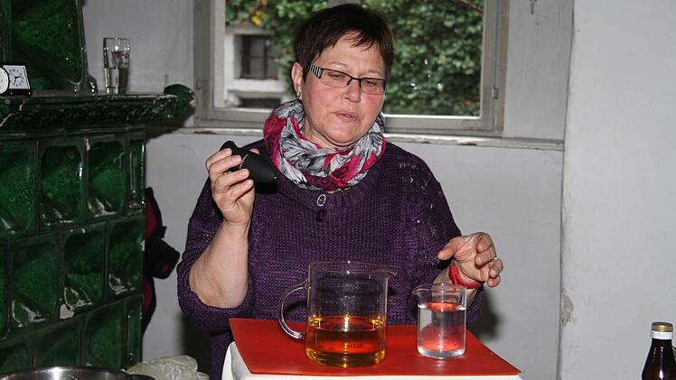 Cremes werden hergestellt, indem man Wasser und Öl verbindet. Das passiert über das geschmolzene Bienenwachs - und natürlich müssen die Substanzen gut durchgerührt werden. Renate Hau verwendet einen Milchaufschäumer. Foto: Sonja Adam