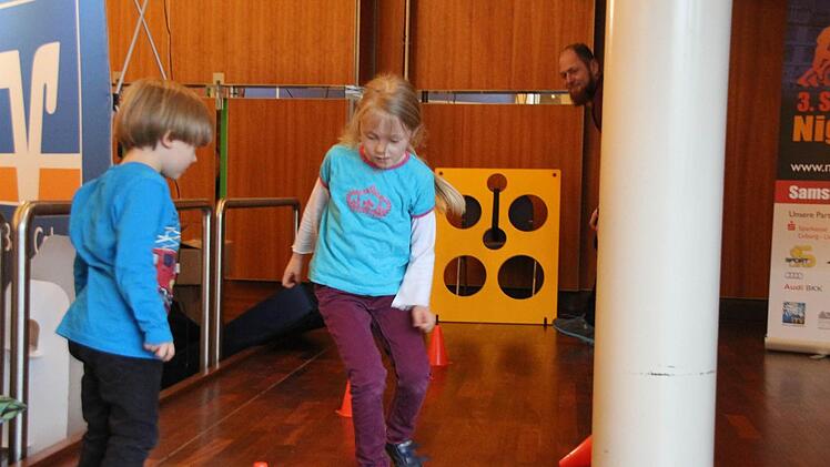 Amelie und Marlon sind gut im Slalomrennen. Foto: Simone Bastian