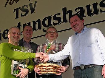 Drei mal Michael: Mit Handschlag und Anerkennungspräsenten dankte Vorsitzender Norbert Engel (rechts) den jahrzehntelang ehrenamtlich für den TSV Gestungshausen wirkenden "Arbeitspferden" Michael Bauersachs (links) und Michael Schedelbeck (Mitte), dazwischen Bürgermeister Michael Keilich. Foto: Klaus Oelzner