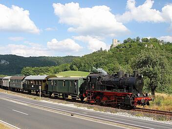 Die Dampflok "Elna 6" passiert mit Volldampf die Burg Neideck im Hintergrund. Foto: Stephan Sch&auml;ff