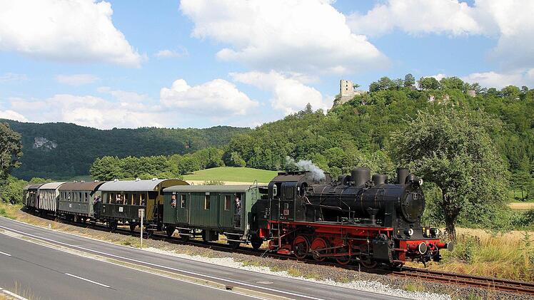 Die Dampflok "Elna 6" passiert mit Volldampf die Burg Neideck im Hintergrund. Foto: Stephan Sch&auml;ff