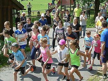 Vor allem viele Kinder nahmen am Hobbylauf teil in Steinwiesen teil. Fotos: Hans Franz
