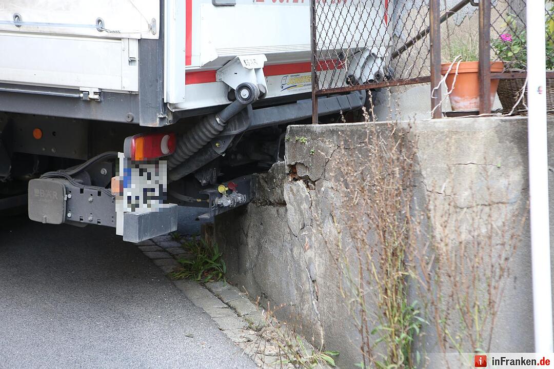 Irrfahrt durch Bamberger Altstadt endet fŸr Lkw festgefahren an Hauswand