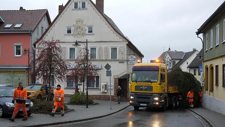 Die Fahrt durch die Stadt war Zentimeterarbeit. Foto: Berthold Köhler