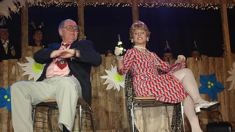 Aus dem Ehealltag und nie verlegen - Hermann (Klaus Bollwein) und Mathilde (Birgit Schreiber) unterhalten (sich) glänzend. Foto: Stefan Geiger