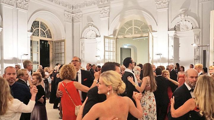 Die Oldies-Big-Band f&uuml;llte die Tanzfl&auml;che vor der m&auml;rchenhaften Kulisse der Orangerie.  Foto: Pascale Ferry