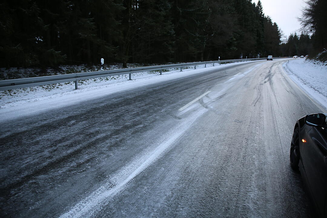 Wintereinbruch in Franken: Blitzeis und Schnee