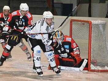 Eine Bank zwischen den Pfosten: Kissingens Goalie Benni Dirksen, hier in Aktion gegen den Landsberger Tyler Wiseman. Links im Bild: Simon Eirenschmalz und Tim Dreschmann (Nr. 67).Hopf