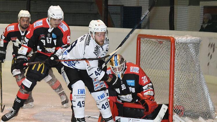 Eine Bank zwischen den Pfosten: Kissingens Goalie Benni Dirksen, hier in Aktion gegen den Landsberger Tyler Wiseman. Links im Bild: Simon Eirenschmalz und Tim Dreschmann (Nr. 67).Hopf