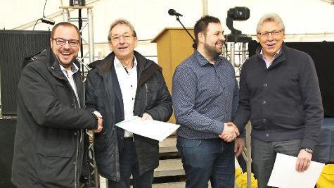 Bürgermeister Sebastian Straubel (links) zeichnete zusammen mit seinem Sportbeauftragen Thorsten Seufert (3. von links) die Funktionäre Hans Rauscher (2. von links) und Michael Lorenz (rechts) aus.  Fotos: Michael Stelzner