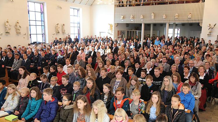 Die Kirchenbänke waren voll besetzt. Foto: Franz Galster