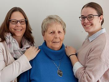 Drei Generationen, aufgenommen in der Vorbereitung auf den Frauentag - noch bevor das Coronavirus auch im Landkreis Lichtenfels das Leben veränderte und zu Sicherheitsabstand selbst zu den liebsten Menschen aufgerufen wurde.   privat