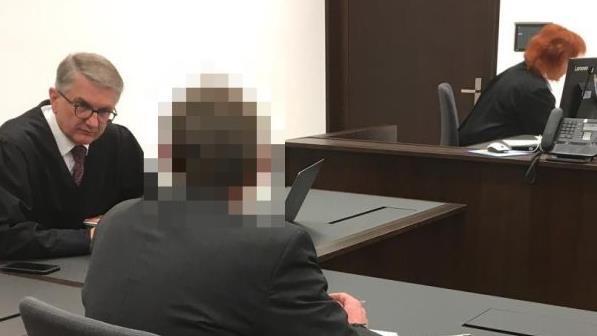 Der Angeklagte im Gespräch mit seinem Anwalt Alexander Seifert (l.)     Foto: Nikolas Pelke