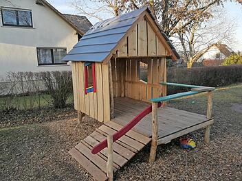 Das neue Spielhaus in Reutersbrunn ist aus Sicht der SPD ein gutes Beispiel für das Zusammenwirken von Bauhof und Bürgern.