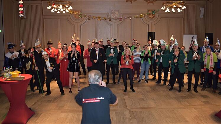 Kitzingen: Landratsamt l&auml;dt zum Faschingsempfang 2023 - &uuml;ber 100 G&auml;ste vor Ort