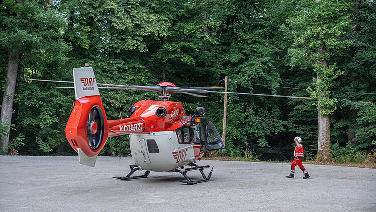 Tonnenschwerer Anhänger rollt unkontrolliert Straße hinab und erfasst Ehepaar: Tragischer Unfall bei Annafest-Aufbau in Forchheim