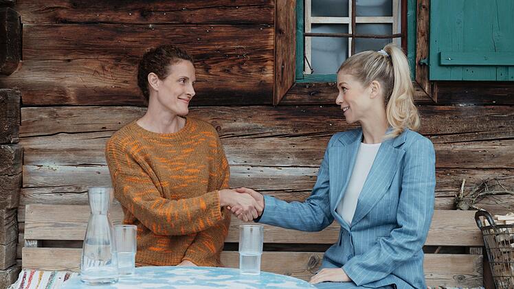 Unverhofft kommt oft: Martins Frau Karin Bachmeier (Hilde Dalik, rechts) besucht die vom Erbstreit um den Landhandel zerm&uuml;rbte Caro Pfl&uuml;ger (Barbara Lanz) und bietet Unterst&uuml;tzung an.