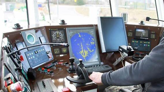 Vom Arbeitsschiff des Wasser- und Schifffahrtsamtes Nürnberg aus werden kleinere Reparaturen erledigt. Gesteuert wird das Schiff von Christian Fleischmann. Fotos: Josef Hofbauer