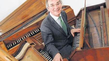 Pianist Michael Günther versetzt die Stücke mit seinem Hammerklavier und dem Pantaleon in ihren Originalklang.