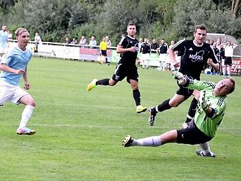 Genau eine Minute nach dem von Daniel Fischer verwandelten Elfmeter, legte David Daumann (links) nach und brachte den FC Redwitz mit 2:0 in Führung, wobei er Schlussmann Maximilian Erk vom FSV Stadeln keine Chance ließ.  Foto: Dieter Radziej