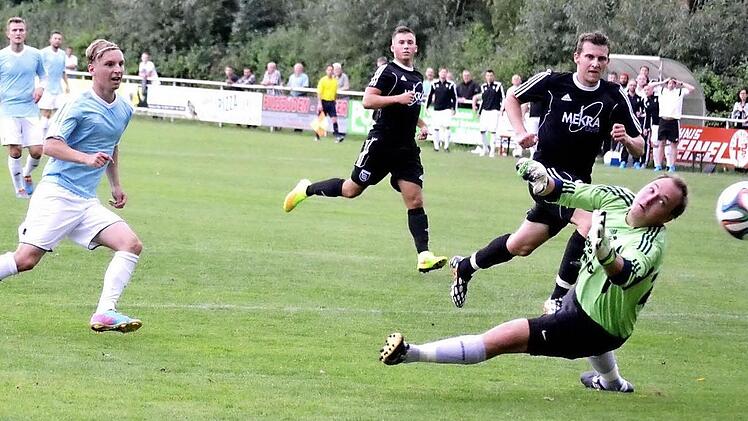 Genau eine Minute nach dem von Daniel Fischer verwandelten Elfmeter, legte David Daumann (links) nach und brachte den FC Redwitz mit 2:0 in Führung, wobei er Schlussmann Maximilian Erk vom FSV Stadeln keine Chance ließ.  Foto: Dieter Radziej