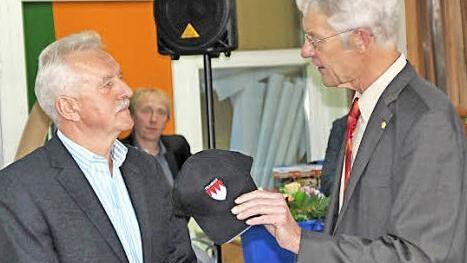 Als ein Franken-Original gab es Franken-Kappie für Gerhard Beyer (links) von Alfred Neugebauer. Baye geht nach 30 Jahren als Hausmeister in den Ruhestand.