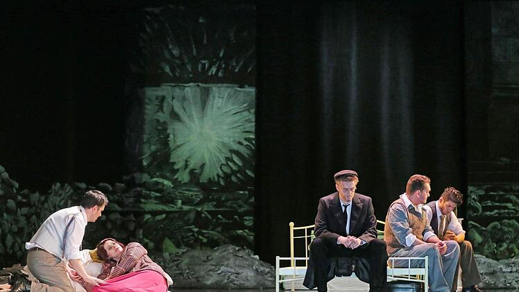 Szene aus der Neuinszenierung von "La Bohème" am Landestheater CoburgFoto: Henning Rosenbusch