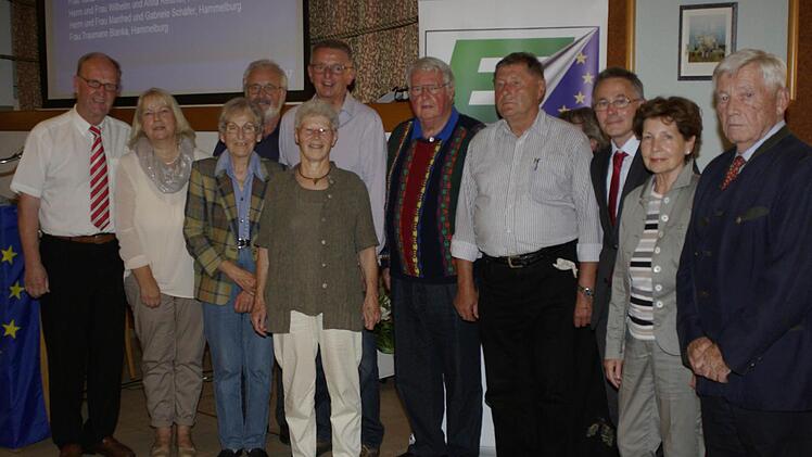 Die Stellvertretenden Vorsitzenden, Dieter Lotze und Gudrun Kleinhenz (von links) zeichneten die seit 20 Jahren treuen Mitglieder mit der silbernen Ehrennadel aus. Foto: Winfried Ehling