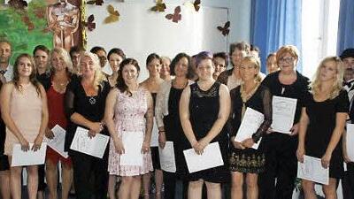 Die examinierten Pflegekräfte der Berufsfachschulen für Altenpflege und Altenpflegehilfe in Hofheim Fotos: Gerold Snater