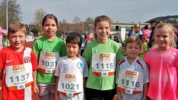 Die Sieger bei den Erstklässlern waren (von links) Felix Schipper und Kimberly Humbeck (Platz 1), Milan Gergeley und Lucie Emmerth (Platz) sowie Dennis Wotschel und Bianca Müller (Platz 3).  Foto: Sigismund von Dobschütz