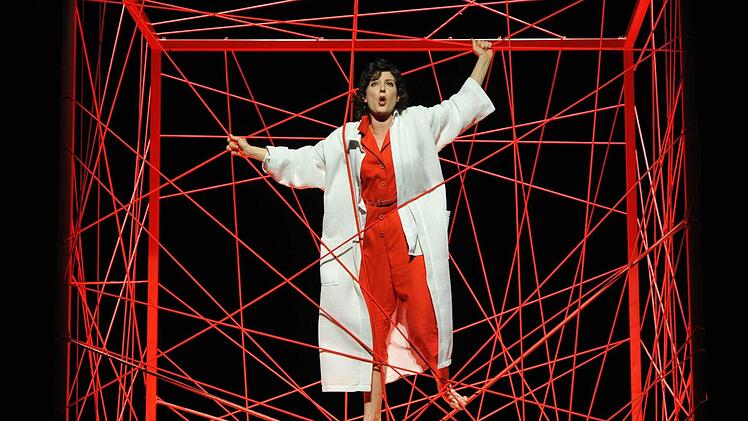 "La voix humaine": Szene aus der Monooper von Francis Poulenc mit Anna Gütter, die am Samstag Premiere am Landestheater Coburg feierte.Foto: Andrea Kremper