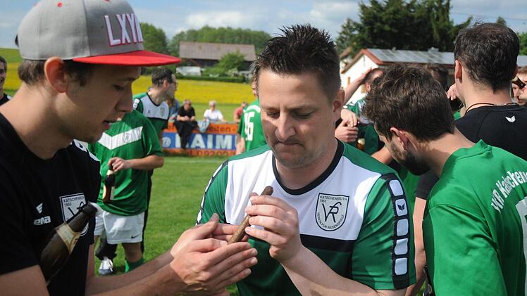Die Meisterzigarre für Keeper Sven Neidhart. Foto: Peter Mularczyk