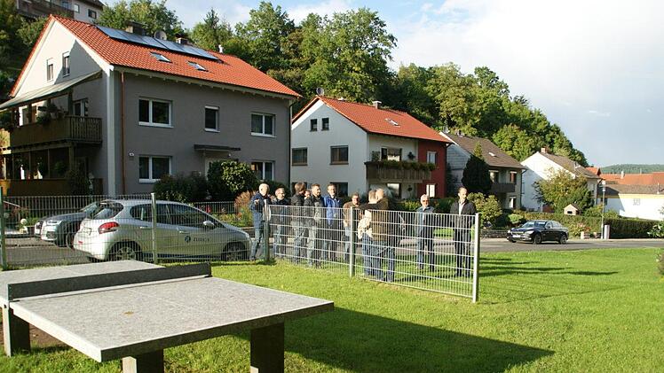 Der Zaun am Roßstadter Kinderspielplatz sichert die Kinder gegen die Straße, er soll und kann keine Rundum-Einzäunung sein, schon wegen der Eigentumsverhältnisse, erklärte Bürgermeister Michael Ziegler dem Bauausschuss.Foto: Sabine Weinbeer