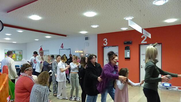 Mit einer Polonaise starteten die R&ouml;ttenbacher Besenbinder ihr n&auml;rrisches Programm in der Universit&auml;ts-Kinderklinik.  Fotos: Pauline Lindner