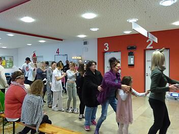 Mit einer Polonaise starteten die Röttenbacher Besenbinder ihr närrisches Programm in der Universitäts-Kinderklinik.  Fotos: Pauline Lindner